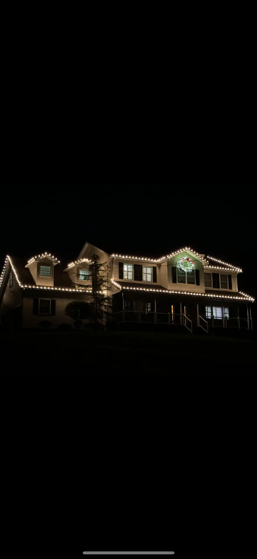 Roofline lighting with wreath accent